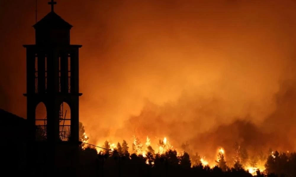 Φωτιά στην Εύβοια: Πύρινη πολιορκία - Αναζωπυρώνονται και πάλι όλα τα μέτωπα - Απειλούνται οι Κουρκουλοί